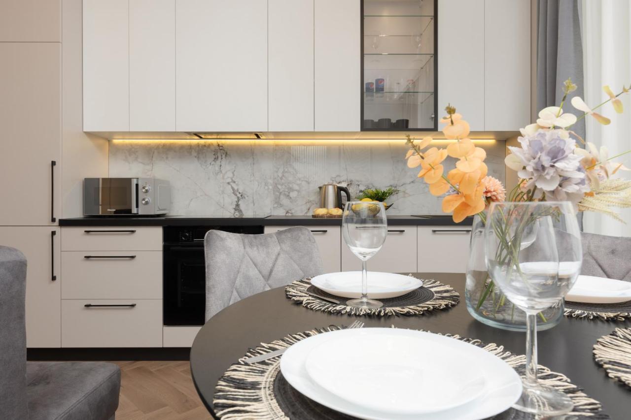 Stunning Family Ursynow With Parking & Balcony By Renters Warschau
