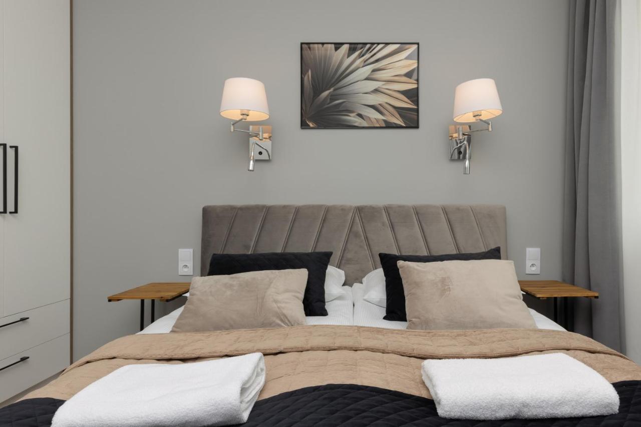 Stunning Family Ursynow With Parking & Balcony By Renters Appartamento